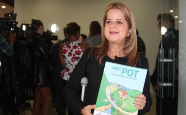 La ministra de vivienda, Elsa Noguera, señaló que los alcaldes del país cuentan con una hoja de ruta didáctica para formular sus planes. Cortesía