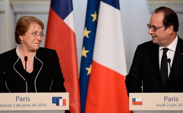 El presidente francés, Francois Hollande (derecha), y su homóloga de Chile, Michelle Bachelet, ofrecen una conferencia de prensa conjunta después de su almuerzo de trabajo, este jueves 2 de junio, en el Palacio Presidencial del Elíseo en París.
AFP