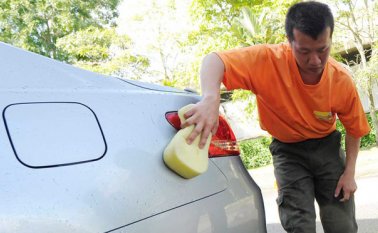 Recuerde ahorrar agua durante el lavado del carro. Tomada de Internet