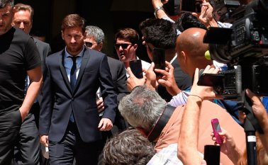 Lionel Messi en las afueras del juzgado, este jueves en Barcelona, en donde fue ovacionado y abucheado al salir de una furgoneta acompañado por su padre Jorge Horacio Messi.
AFP
