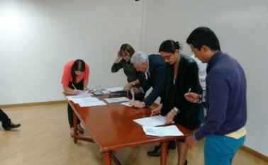 Representantes del Ministerio del Interior y de Infraestructura firman el convenio por valor de 16 mil millones de pesos. Suministrada