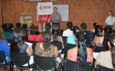 El director de la Unidad de víctimas en Norte de Santander, Saniel Peñaranda, hizo entrega de las cartas de indemnización a las mujeres beneficiadas. Edinsson Figueroa