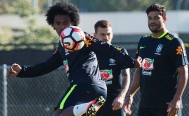 El volante William es una de las figuras de Brasil. AFP