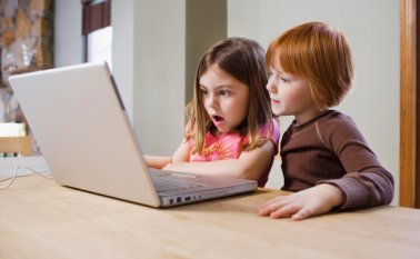 Es común que niños consuman contenidos sin supervisión desde listas aparentemente limpias de videos nocivos. Internet