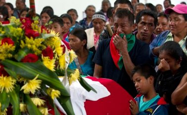 Indígenas han llorado a cada uno de sus compañeros fallecidos. AFP