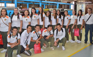 Los estudiantes recibieron obsequios por parte de la empresa. Alfonso Cárdenas