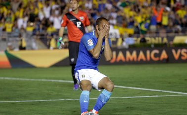 El jugador de Brasil, Lucas, reacciona tras fallar un remate ante Ecuador en la Copa América Centenario el sábado, en Pasadena, California. AP