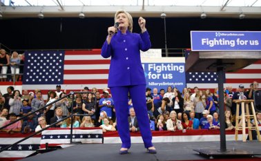 Clinton dijo a seguidores en Long Beach, cerca de Los Angeles, que "según las noticias, estamos al borde de un momento histórico, sin precedentes". AFP