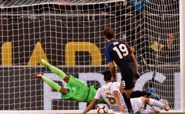 Graham Zusi, de EEUU, anotó contra Costa Rica durante el juego de este martes del torneo de fútbol Copa América Centenario en Chicago.
 AFP