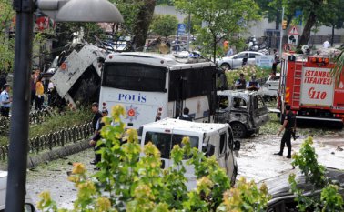 El autocar volcó por la fuerza de la explosión, que también provocó daños en edificios cercanos, entre ellos un hotel con la entrada destrozada y los cristales de las ventanas rotos. AP