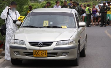 Juan Carlos Martínez quedó recostado en la puerta tras recibir varios disparos. Los pistoleros huyeron sin dejar rastro. Obando