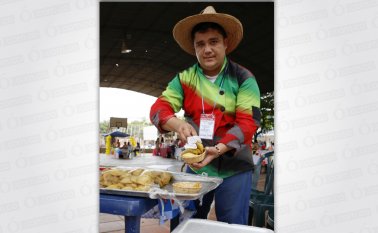 El chef Rangel en plena acción durante una feria de emprendedores que se llevó a cabo en el barrio Carora. Obando