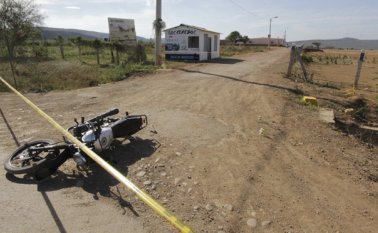 La moto en la que se movilizaban las víctimas resultó impactada por algunos disparos. Miembros del CTI practicaron la inspección del lugar. Cristian Herrera