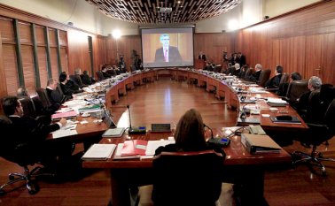 Con el aplazamiento, tras dos rondas completas de votación (ocho en total) en curso de hora y media, ya este proceso de elección se diferencia del anterior, donde Eduardo Montealegre salió ganador el mismo día de la presentación y rápidamente. Colprensa