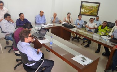 El pacto se firmó en el marco de una jornada de capacitación en seguridad vial que se ofrece a los conductores en Ocaña. Javier Sarabia