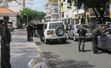 A la par con el equipo de investigadores de civil que entró a reforzar la vigilancia en la zona céntrica, también harán presencia unidades de los grupos especiales de la policía, quienes instalarán puestos de control en las vías para controlar el tráfico de armas y estupefacientes. Orlando Carvajal