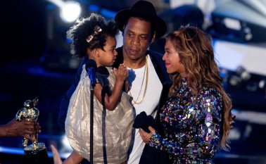 Jay Z junto a su esposa Beyonce y su pequeña hija. Archivo