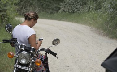 La gente suele verse estacionada a los lados de la polvorienta vía para acaparar la débil señal que viene desde otra antena repetidora en otro municipio. Juan Pablo Bayona