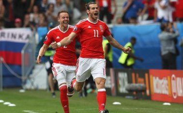 El primer triunfo de Gales en una Eurocopa permite soñar a los Dragones Rojos con una clasificación a octavos en su primera participación en un torneo continental. AP