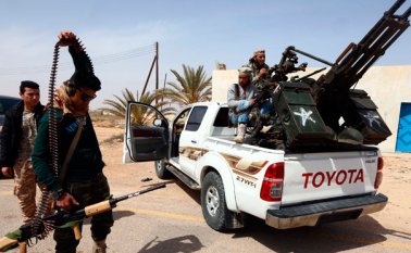 Esta foto del 16 de marzo el año 2015 muestra a miembros de las fuerzas leales al Parlamento respaldadas por los islamistas de Libia Congreso General de la Nación (GNC) preparándose para lanzar ataques contra el Estado Islámico en Sirte. AFP