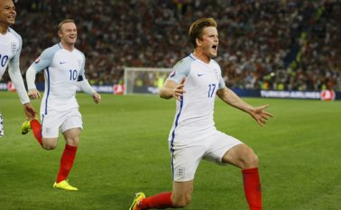 Eric Dier (derecha) festeja tras adelantar en el marcador a Inglaterra ante Rusia. AP