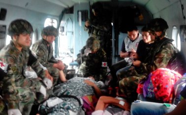 Momento en el que eran trasladados por el Ejército los pacientes rescatados, quienes estuvieron atrapados entre los derrumbes el viernes Cortesía