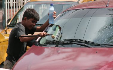 34% de los menores que trabajan lo hacen "porque deben participar en la actividad económica de la familia". Archivo