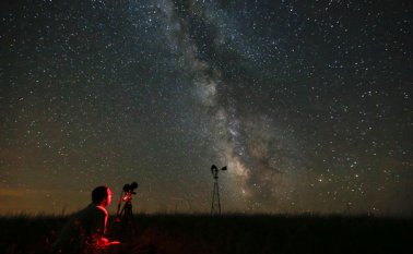 En esta imagen tomada el 23 de julio del 2014 sale el fotógrafo de Omaha Lane Hickenbottom captando el cielo nocturno cerca de Callaway, Nebraska. AP