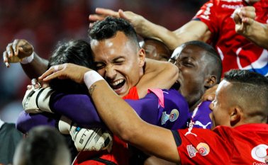 El cuadro rojo de la montaña sufrió, pues Cortuluá lo derrotó en el Atanasio Girardot 1-2 e igualó la serie a tres tantos, lo que forzó los lanzamientos desde los once pasos. El Colombiano