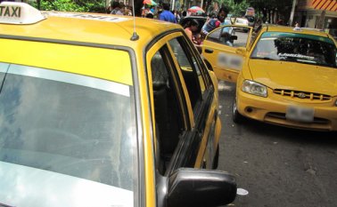La compañía y el dueño de un taxi deben pagar $100 millones a la familia de una mujer que, en 2001, fue atropellada cuando ella se movilizaba en una moto. Archivo