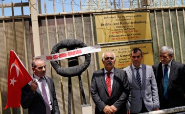 Manifestantes turcos durante una protesta contra la aprobación de la resolución del Parlamento de Alemania. el presidente turco, Recep Tayyip Erdogan, ha acusado a los legisladores alemanes de origen turco en el Parlamento alemán de tener "sangre contaminada" después de que respaldaron una resolución que reconoce las matanzas de armenios en el Imperio otomano como genocidio.
AFP