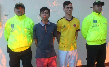 Emerson Salín Fortuol Reyes y Daniel Oswaldo Aponte Contreras, junto con el adolescente, fueron sorprendidos en el momento en que se disponían a salir del lugar con varios elementos hurtados. Policía Nacional