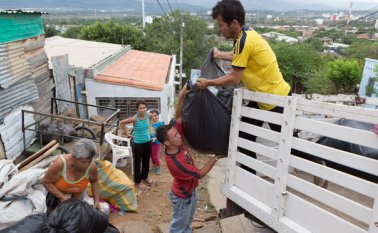 Cada mañana, la familia Valderrama escoge y clasifica el material recolectado para venderlo y comprar el mercado.   Juan Pablo Cohen