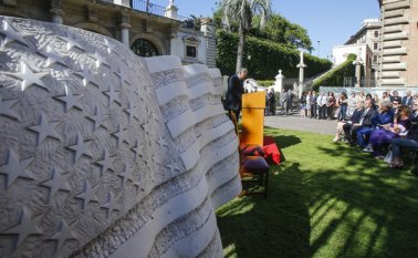 El embajador de Estados Unidos John Phillips habla durante un acto conmemorativo para las víctimas de la masacre del domingo 12 de junio de 2016 en el centro nocturno Pulse en Orlando, Florida. AP
