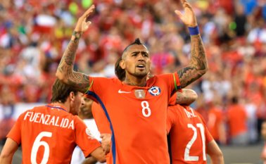 El chileno Arturo Vidal celebra la victoria ante Panamá en el estadio Lincoln Financial Field de Filadelfia. AFP