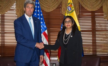 El secretario de Estado de EEUU John Kerry y la canciller venezolana Delcy Rodríguez durante el encuentro en el marco de la reunión de la OEA. AFP