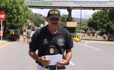 Rolando Pino dice que la oenegé Comunidad de Naciones ayuda a todas las personas sin importar su nacionalidad o credo y sin cobrar un solo peso. César Obando