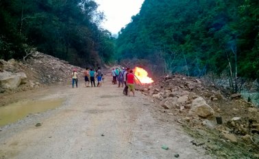 El bloqueo tampoco ha permitido reparar un ducto de gas afectado por un deslizamiento, el cual desató un pequeño incendio, ya controlado. Cortesía