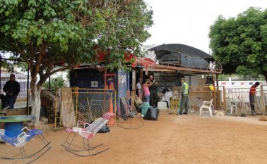 La familia fue trasladada ayer en la mañana a una vivienda a tres cuadras del escenario deportivo de Los Patios. Jean Estupiñán