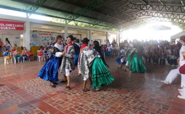 Con danzas y otras expresiones artísticas se celebró el encuentro comunitario para acercar la fuerza pública a la gente. Javier Sarabia
