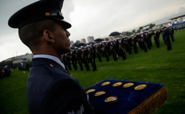 El Gobierno destruye garantías políticas de los ciudadanos al ordenar a militares y policías hacer campaña política, según Alejandro Ordóñez. Colprensa