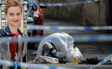 Un oficial de la policía científica trabaja en la escena del crimen, en donde quedó un abrigo, zapatos y bolso de la laborista Jo Cox, en la acera fuera de la biblioteca en Birstall. AFP