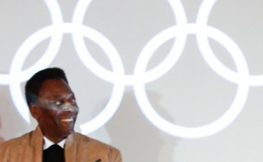 "Dunga no tiene ninguna culpa, porque no tuvo tiempo de armar el equipo. El equipo perdió, eso es cosa del fútbol", expresó Pelé durante la visita del Comité Olímpico Internacional (COI) al Museo Pelé en Santos, Sao Paulo.
 AFP