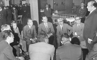 El presidente Caldera con: Pablo Vanegas, Faustino Rodríguez, Giovanni Martín, Cayetano Cortés, Humberto Espinel Espinoza, Eugenio Witenzellner, José Neira Rey y de espaldas, Gustavo Rodriguez Duarte. La Opinión