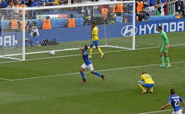 Italia se limitaba a defenderse bien y esperar algún error en Suecia. AP