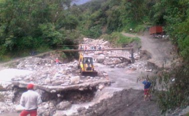 Pese a la reapertura de la carretera los campesinos piden soluciones concretas y no obras temporales que se pierden con un nuevo aguacero. Roberto Ospino