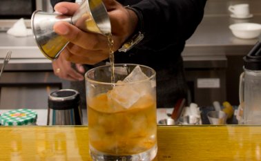 Solamente el período 2014-2015 el nivel de ingresos por venta de licor tuvo un incremento de 12,2% y 7% en el volumen de litros. Archivo