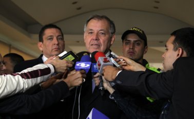 "Tal amenaza de las Farc anula completamente la libertad del voto de los colombianos y deslegitima totalmente el plebiscito", expresó. Colprensa