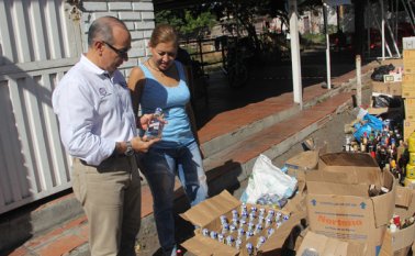 El secretario de Hacienda inspecciona las bebidas que posteriormente se destruyeron. Cortesía