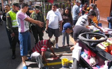 Pese a los operativos de la Policía los vendedores siguen ocupando el espacio público en diferentes puntos de Pamplona. Roberto Ospino